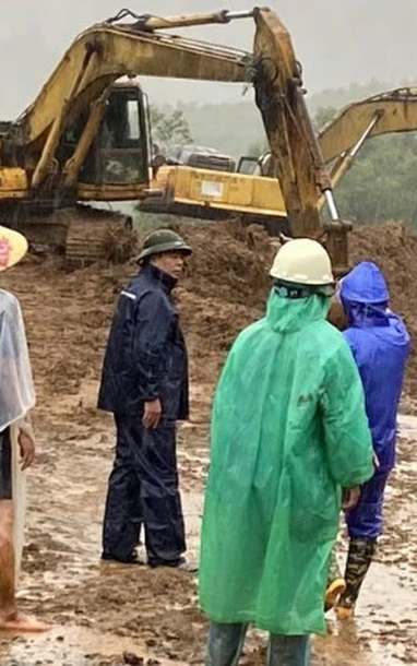 [Ảnh] Cắt đồi mở đường cho người dân lưu thông trên tuyến 14E bị sạt lở