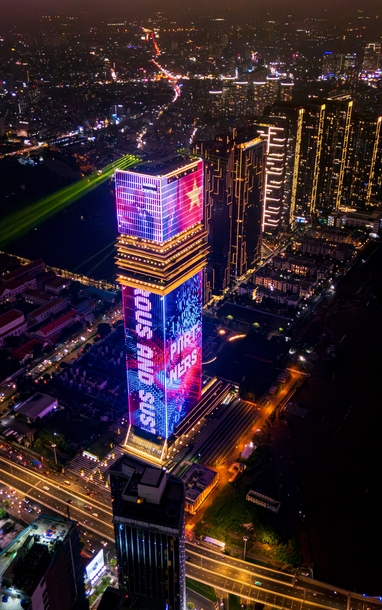 Tòa tháp Saigon Marina IFC rực sáng trong tuần lễ hữu nghị Việt - Anh