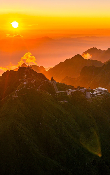 មើល Milky Way ភ្លឺចាំងនៅពេលយប់នៅលើកំពូលភ្នំ Fansipan