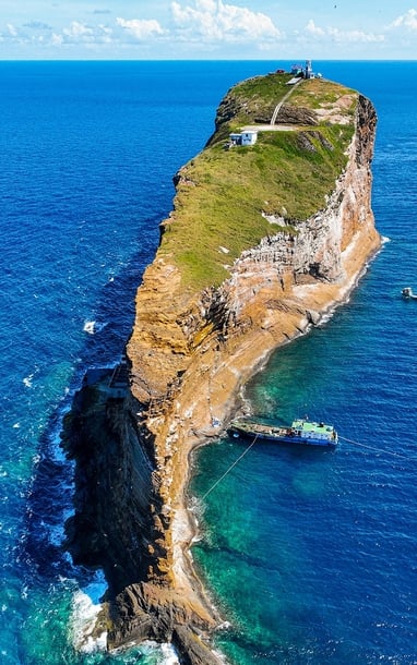 Cận cảnh hòn đảo chủ quyền Việt Nam mang hình cá voi khổng lồ giữa biển khơi