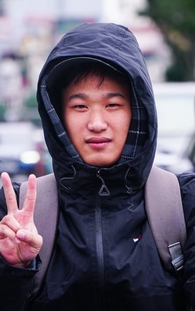 Rét đậm đầu đông, người Hà Nội trùm kín áo ấm, co ro