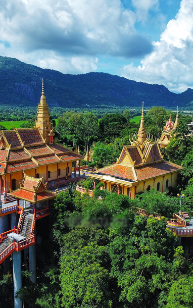 Ngôi chùa ở An Giang như 'lơ lửng trên cao', khách leo 240 bậc đến chiêm bái