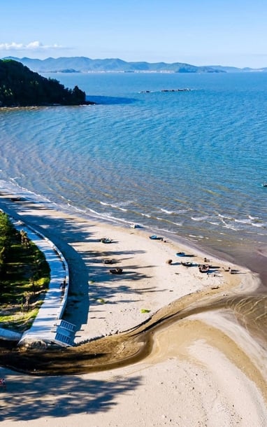 Bãi biển trong xanh cách Hà Nội 4 giờ lái xe, hấp dẫn du khách thích sự mộc mạc