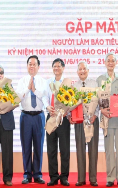 [Ảnh] Ban Tuyên giáo và Dân vận Trung ương gặp mặt người làm báo tiêu biểu