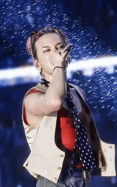 Biểu diễn tại Việt Nam, G-Dragon gây sốt khi đeo trang sức hơn 10 tỷ đồng