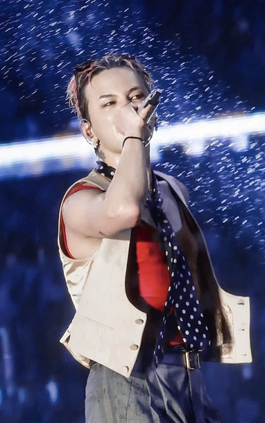 Biểu diễn tại Việt Nam, G-Dragon gây sốt khi đeo trang sức hơn 10 tỷ đồng