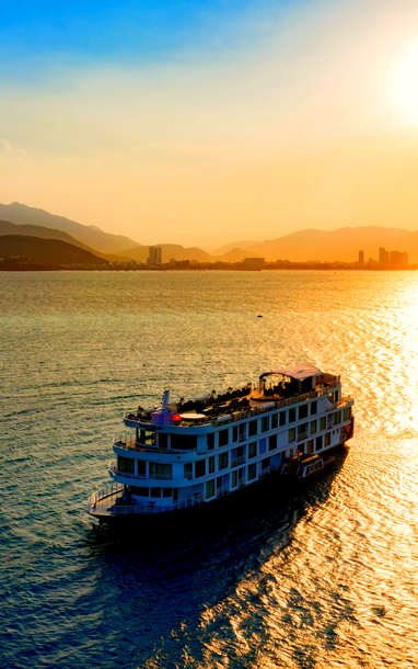 Ngắm vịnh Nha Trang từ du thuyền không còn xa xỉ, khách Việt chuộng