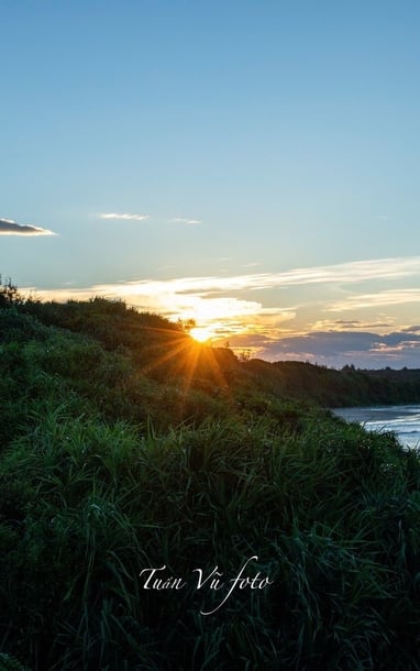 Mũi đá nhô ra bờ biển miền Trung cảnh đẹp hoang sơ, được ví như 'viên ngọc ẩn'