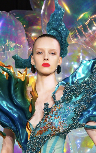Choáng ngợp với thiết kế siêu thực của Nguyễn Tiến Truyển tại Paris Haute Couture
