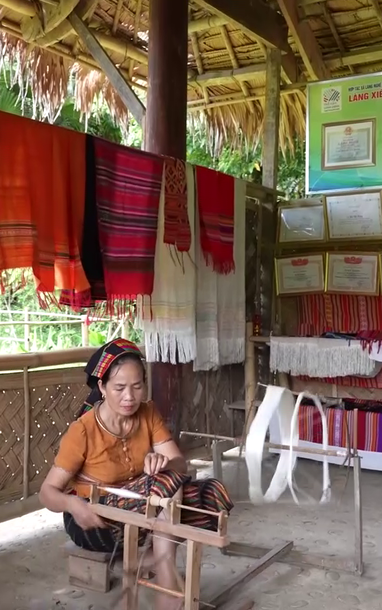 Thăm quan ngôi làng thổ cẩm người Thái đen