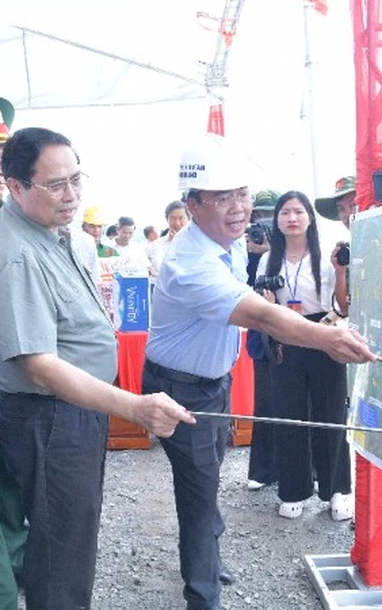 Thủ tướng Phạm Minh Chính thị sát, kiểm tra hai dự án cao tốc ở Đồng bằng sông Cửu Long