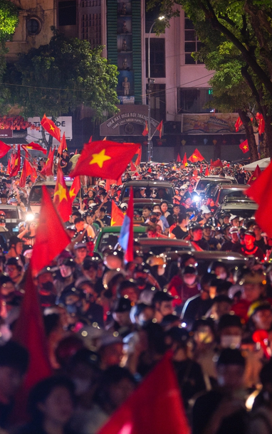 Biển người đỏ rực, Hà Nội không ngủ ăn mừng U23 vô địch Đông Nam Á