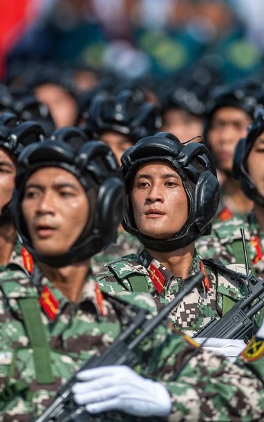 Chiến sĩ diễu binh vượt nắng thao trường 'đổ lửa'
