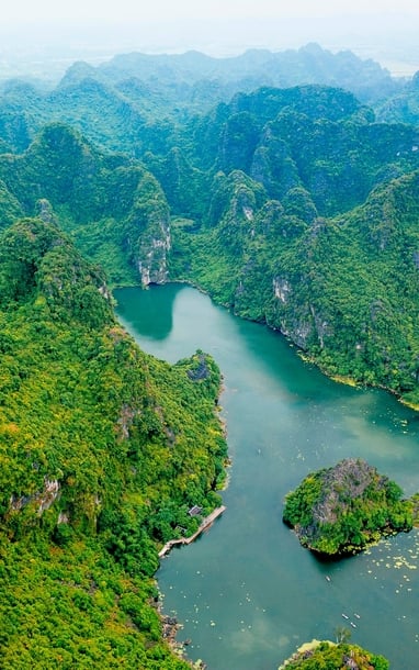 Leo hàng trăm bậc đá chinh phục núi Ngọa Long mùa lúa xanh