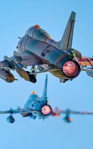 Khoảnh khắc SU-30MK2 "xé gió", khí tụ kín lưng cánh như khoác mây trắng