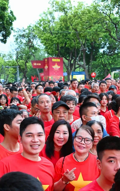 [Ảnh] Rợp sắc đỏ sao vàng tại Lễ phát động chương trình "Cùng Việt Nam tiến bước"