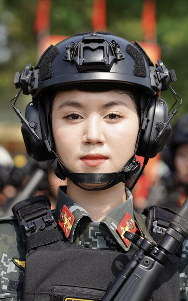 여군인은 빛났고, A80 훈련 세션 동안 그녀의 발걸음은 일치했습니다.