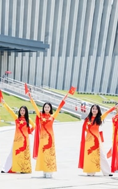 젊은이들이 조국에 대한 사랑을 자랑스러운 멜로디로 표현합니다.