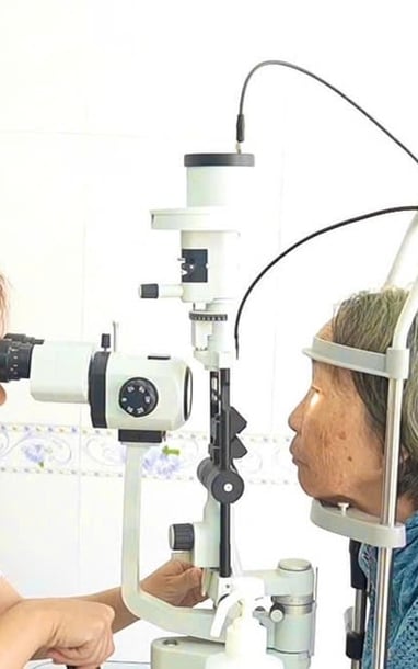 Viet An Eye Hospital은 Duy Xuyen 지역 주민들에게 무료 안구 검진을 제공합니다.