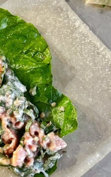 하노이의 젊은 엄마가 이렇게 구운 베텔 잎을 만들어서 터질 염려 없이 바삭하고 맛있게 포장합니다.