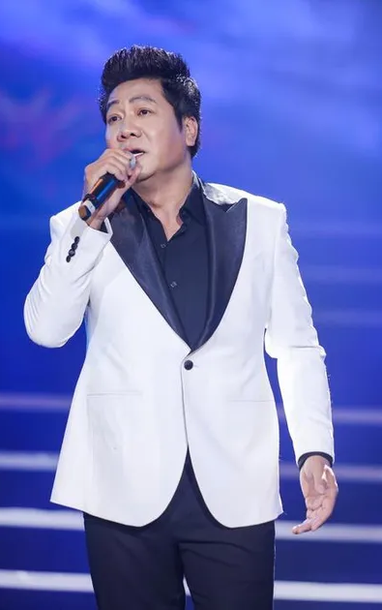 가수 타민땀, 꾸옥훙, 비엣호안, 안토가 민족과 함께한 80년의 문화 이야기를 들려준다.