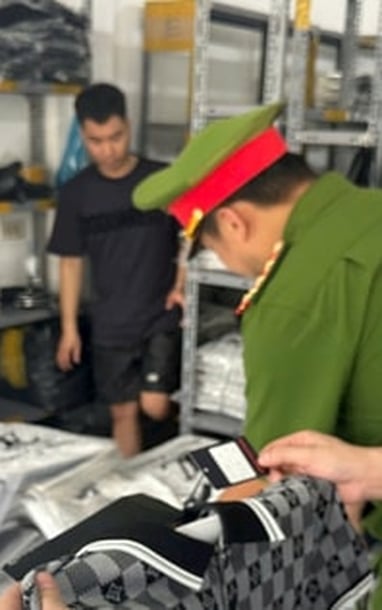 하노이 시장 관리: 위조 및 밀수품에 대한 철저한 검사 및 처리