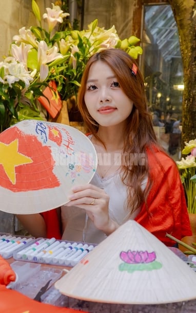 VIDEO: Workshop vẽ nón lá giá 30.000 đồng thu hút giới trẻ dịp lễ Quốc khánh