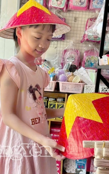 흥옌: 붉은 깃발과 노란 별이 인쇄된 패션 및 액세서리 시장이 9월 2일 국경일을 맞아 고객들을 끌어모으고 있다.