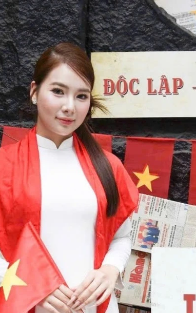 9월 2일 국경일을 맞아 하노이의 많은 카페들이 붉은색으로 물들었고, 손님들이 체크인을 위해 몰려들었다.