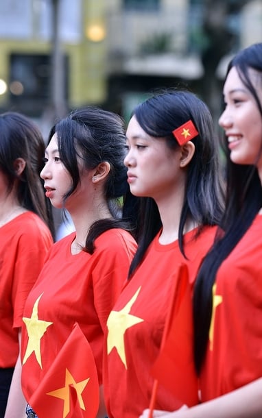 Thanh niên Việt Nam đồng loạt chào cờ'Tôi yêu Tổ quốc tôi'