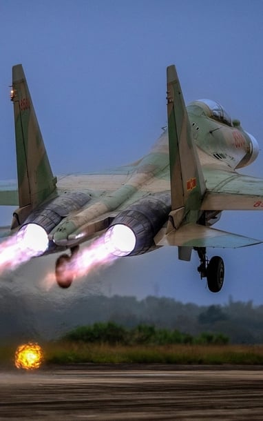 Mãn nhãn dàn máy bay L-39NG luyện bay đội hình bậc thang chào mừng 2/9