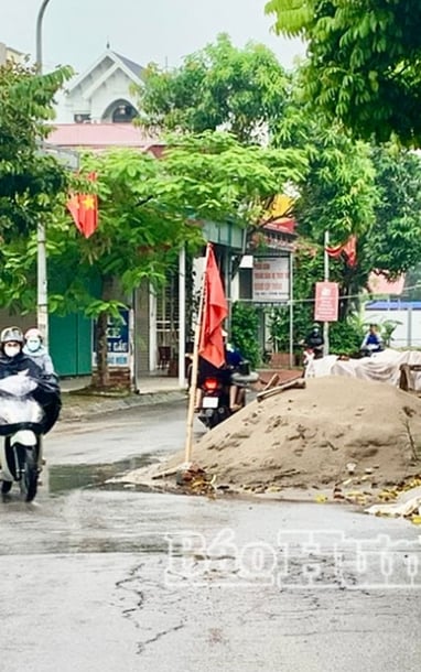 비엣티엔(Viet Tien) 지역 도로 침범으로 인한 건설자재 투기 행위 방지