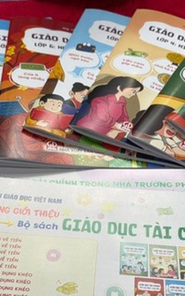 1학년부터 12학년까지 학생들을 위한 금융교육 교재 세트가 처음으로 출시되었습니다.
