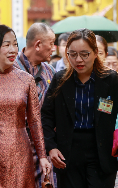 대통령 부인과 부탄 여왕이 초가을비 속에 쩐꾸옥 사원을 방문했습니다.
