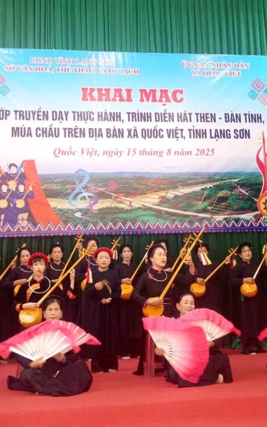 랑선성 꾸옥비엣(Quoc Viet)읍에서 탕(Ten) 노래, 틴류트, 짜우춤을 가르치고 공연하는 실습 수업 개강