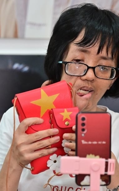 장애인들의 의지로 만들어진 노란 별이 있는 붉은 깃발 모음