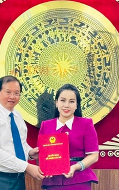 Pham Thi My Hoa 여사는 미술, 사진 및 전시 부서의 부국장으로 재직하고 있습니다.