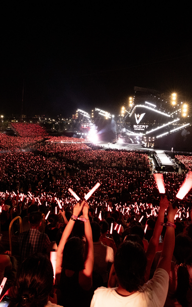 Thấy gì từ việc hàng vạn khán giả trẻ săn vé, đi xem “concert yêu nước”?
