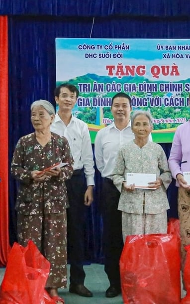 호아방(Hoa Vang) 공동체에서 영웅적 순교자들을 기리기 위해 향을 피우고 공로가 있는 가족에게 선물을 주는 모습