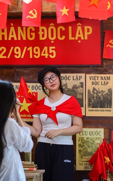 Quán cà phê Hà Nội rực sắc cờ đỏ sao vàng chào mừng 80 năm Quốc khánh 2/9