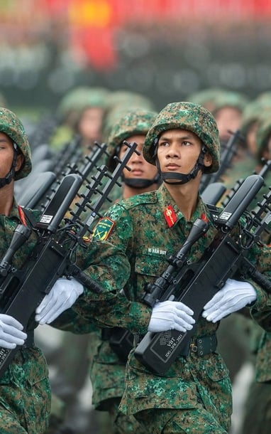 Hào hùng bước chân người chiến sĩ