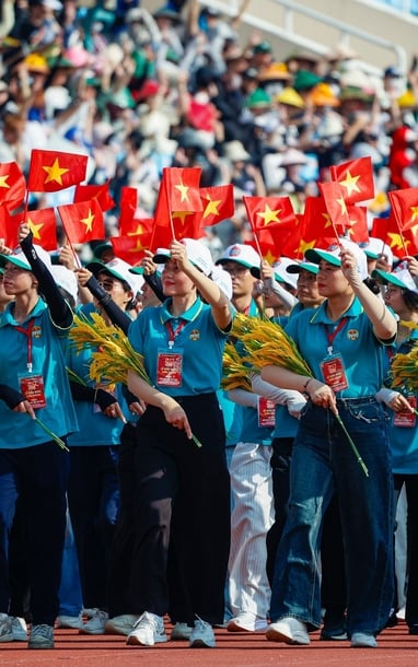 Hàng nghìn người khối quần chúng 'đội nắng' lần đầu hợp luyện trên sân Mỹ Đình