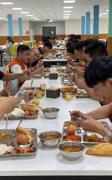 근로자들과 함께 식사하다