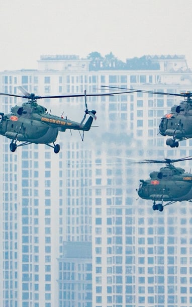 Ngắm dàn trực thăng cùng máy bay vận tải bay qua quảng trường Ba Đình
