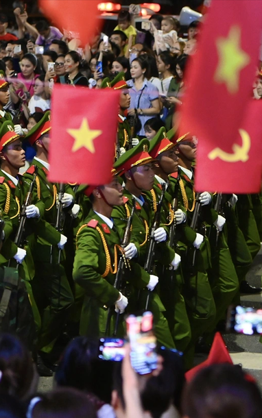 (Trực tiếp) Các khối diễu binh đi trong vòng tay nhân dân