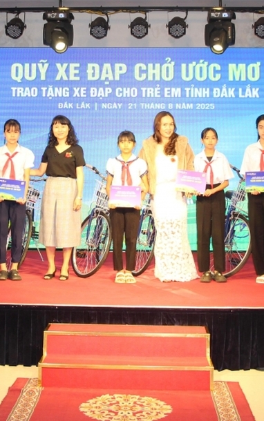 Bao Viet Life Dak Lak은 "꿈을 위한 자전거 기금" 프로그램을 통해 불우한 학생들에게 자전거 40대를 기부했습니다.