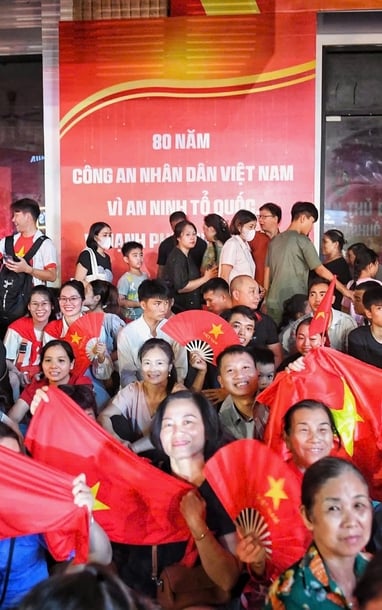 Biển người chen chân trên phố đợi xem tổng hợp luyện diễu binh