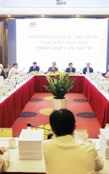 2025년에 교수와 부교수 후보자가 가장 많은 학교는 어디인가요?