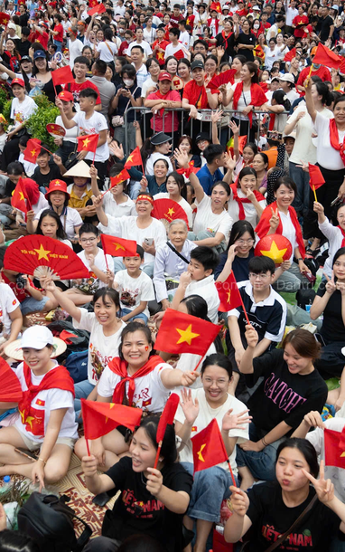 Biển người chen chân trên phố đợi xem tổng hợp luyện diễu binh