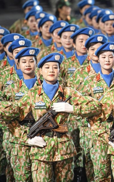바딘 광장의 여군인의 빛나는 얼굴과 곧은 걸음걸이